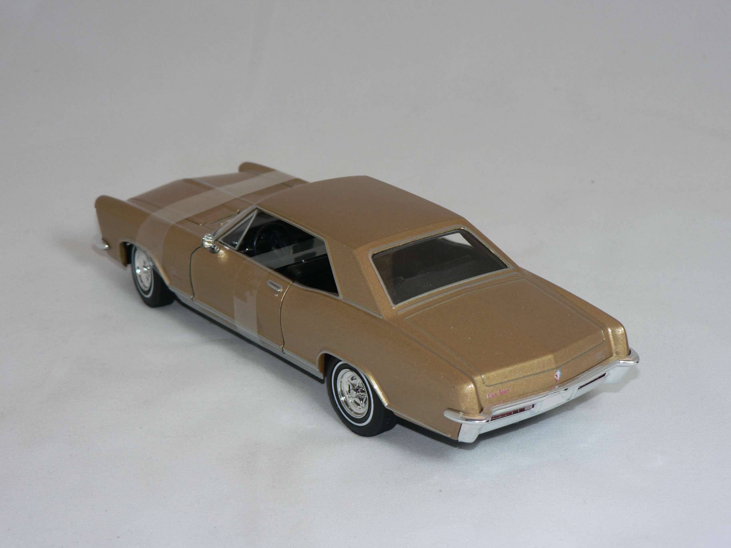 Buick Riviera Grand Sport -1965   1:24  Welly - 2