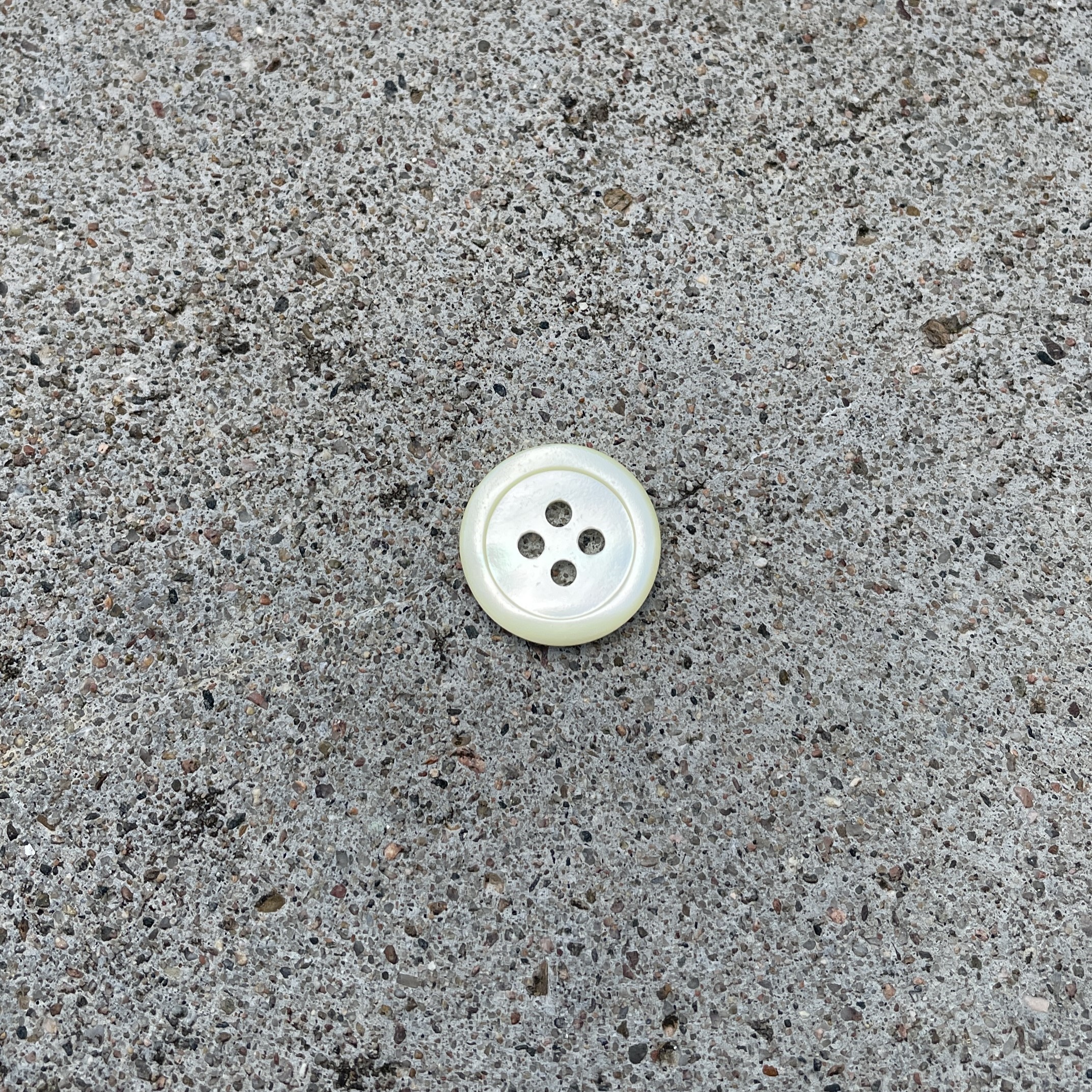 Pärlemorknapp 18 mm gulvit skimrande