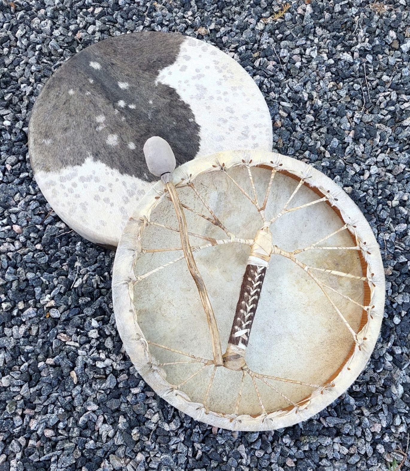 Viking Livetsträd Rund Schamantrumma med Getskinn, Pälsklädd  - 50cm