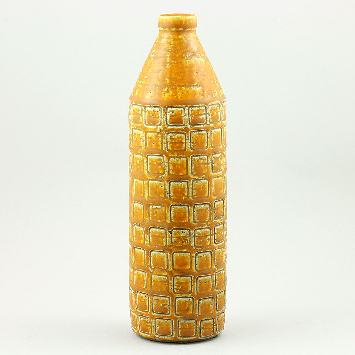 グナー・ニールンド  黄土色のベース  四角いレリーフ装飾  25cm  1959年