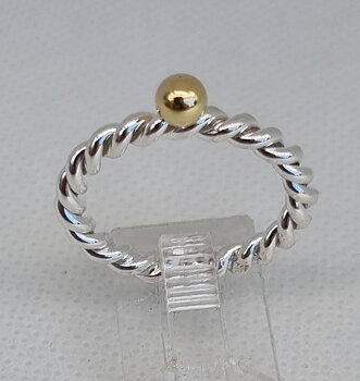 Gullknopp Tunn och glittrande silverring med en lyxig kula i äkta 18k guld. Stl 17,5