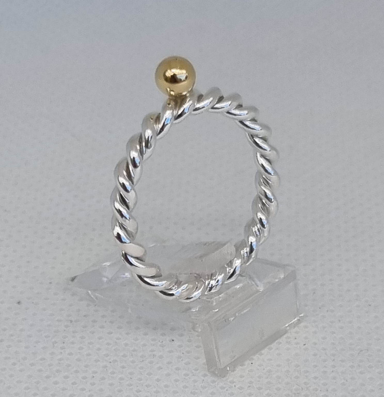 Gullknopp Tunn och glittrande silverring med en lyxig kula i äkta 18k guld. Stl 17,5 - 6