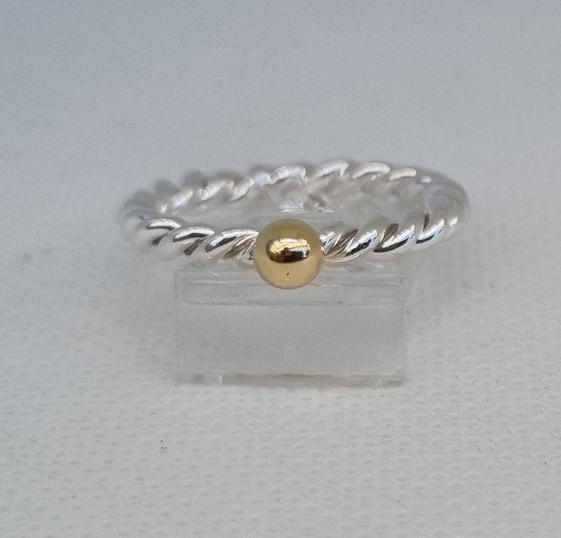 Gullknopp Tunn och glittrande silverring med en lyxig kula i äkta 18k guld. Stl 17,5 - 5