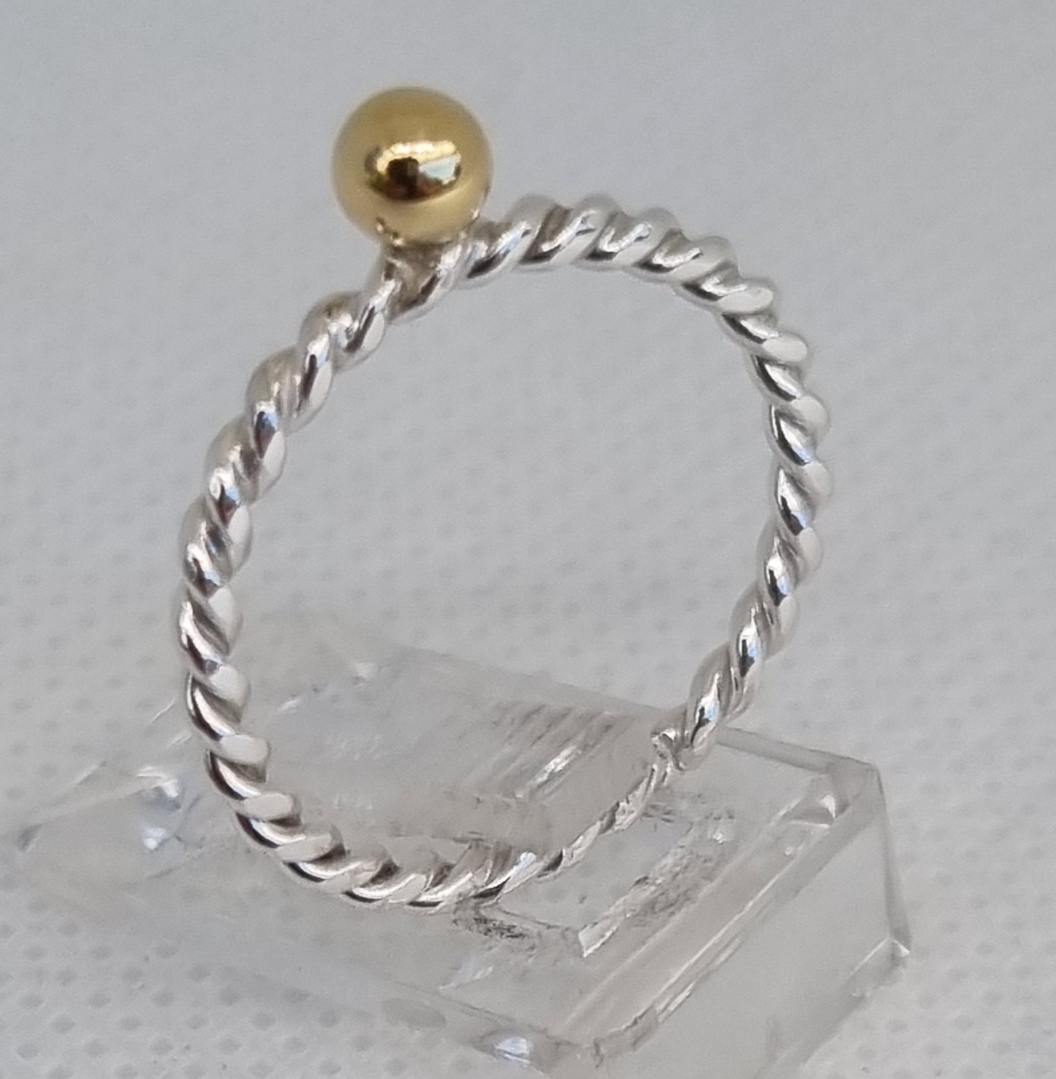 Gullknopp Tunn och glittrande silverring med en lyxig kula i äkta 18k guld. Stl 17,5 - 4