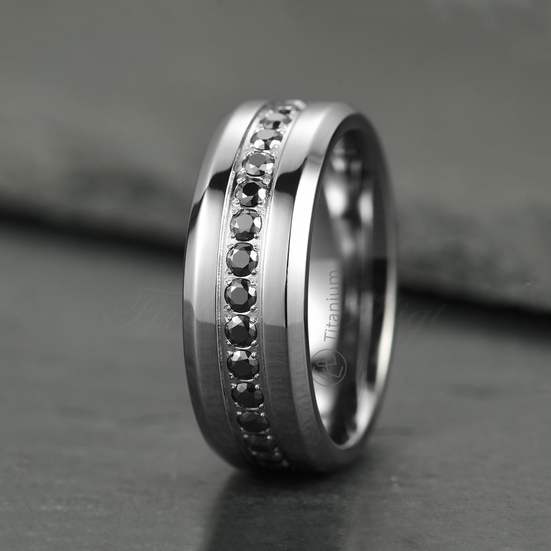 Titanium ring black moissanite stones exclusive eternityring display front scandinavian design Fint och Billigt
