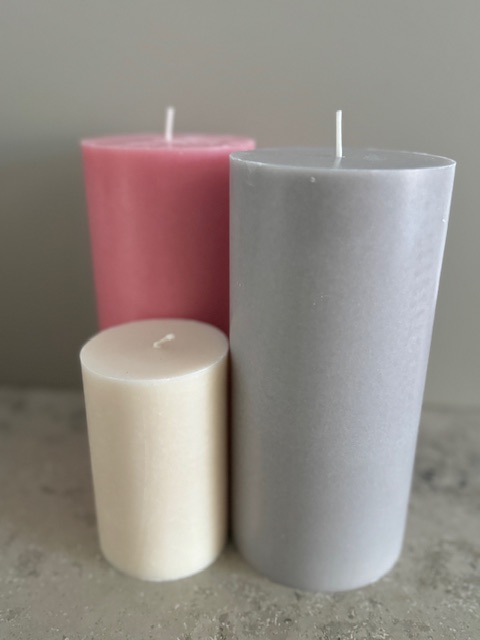 LIGHTGREY Pillars SWAN-label 100% stearin 9,6x20cm