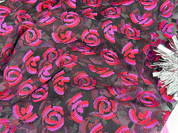 Svart Mesh spets med cerise blommor på fullbredd