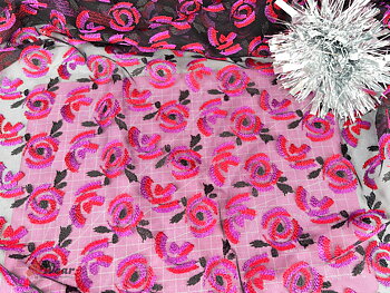 Svart Mesh spets med cerise blommor på fullbredd