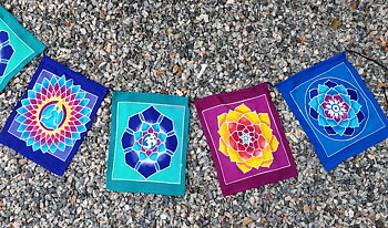 Väggbonad / Flaggor på snöre, Handgjord Batik - Mandala