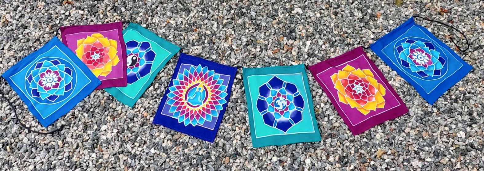 Väggbonad / Flaggor på snöre, Handgjord Batik - Mandala