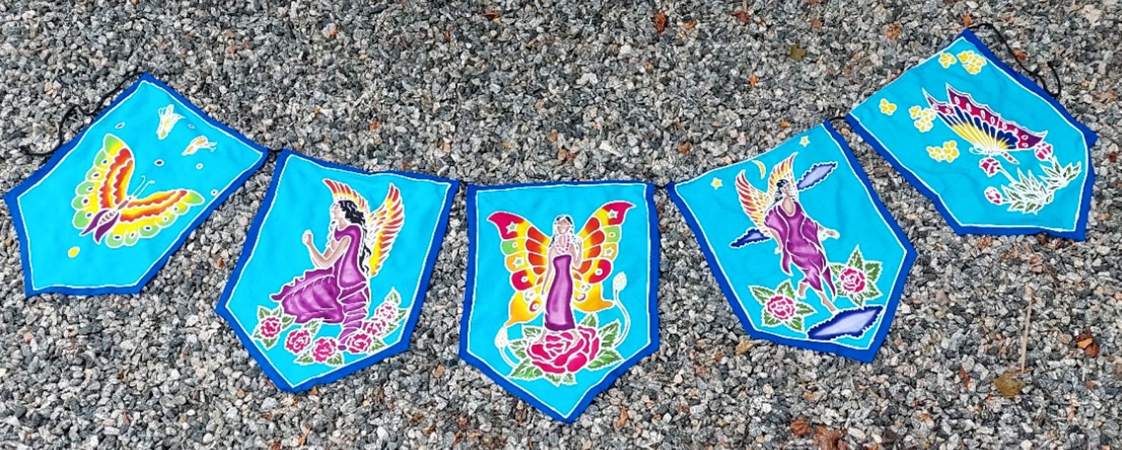 Väggbonad / Flaggor på snöre, Handgjord Batik - Änglar och Fjärilar