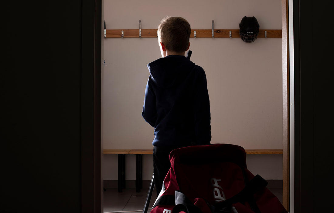 How should a good parent of a child who wants to play ice hockey act?