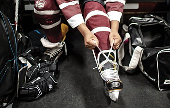 How to tie ice skates best and avoid pain?