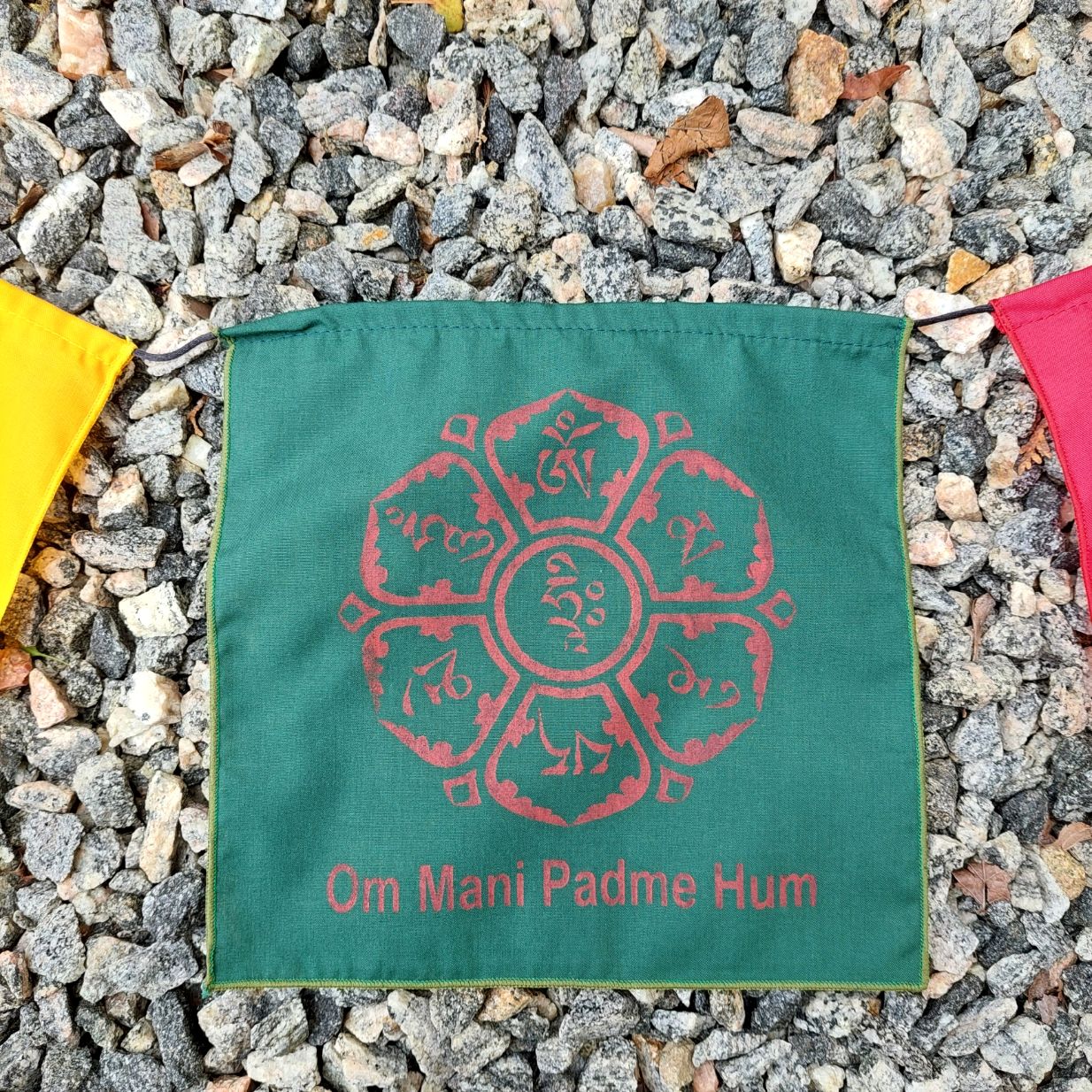 Väggbonad / Flaggor på snöre - Om Mani Padme Hum  - 3