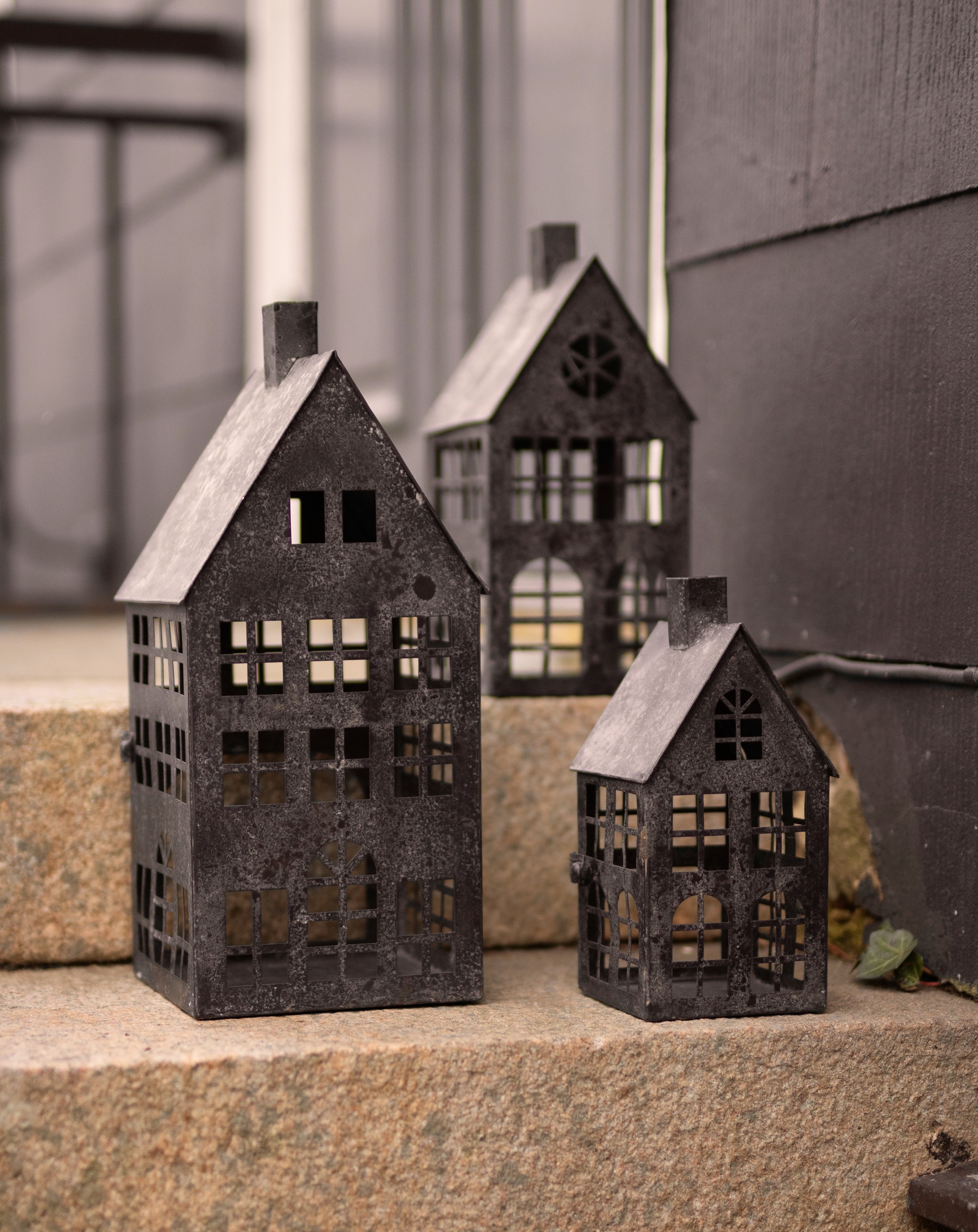 Plåthus Village brun/svart metall 25 cm. Hus lykta S