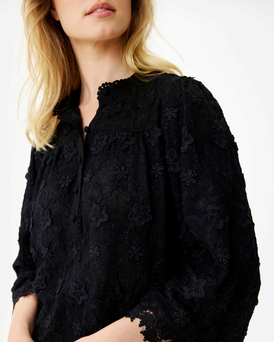 Blus Solvej virkade blommor svart - 3