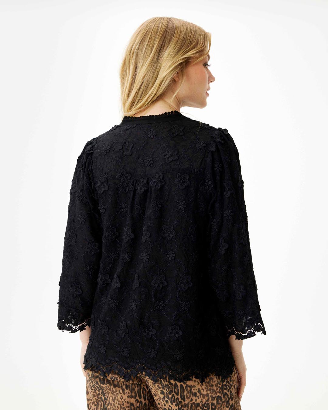 Blus Solvej virkade blommor svart - 2