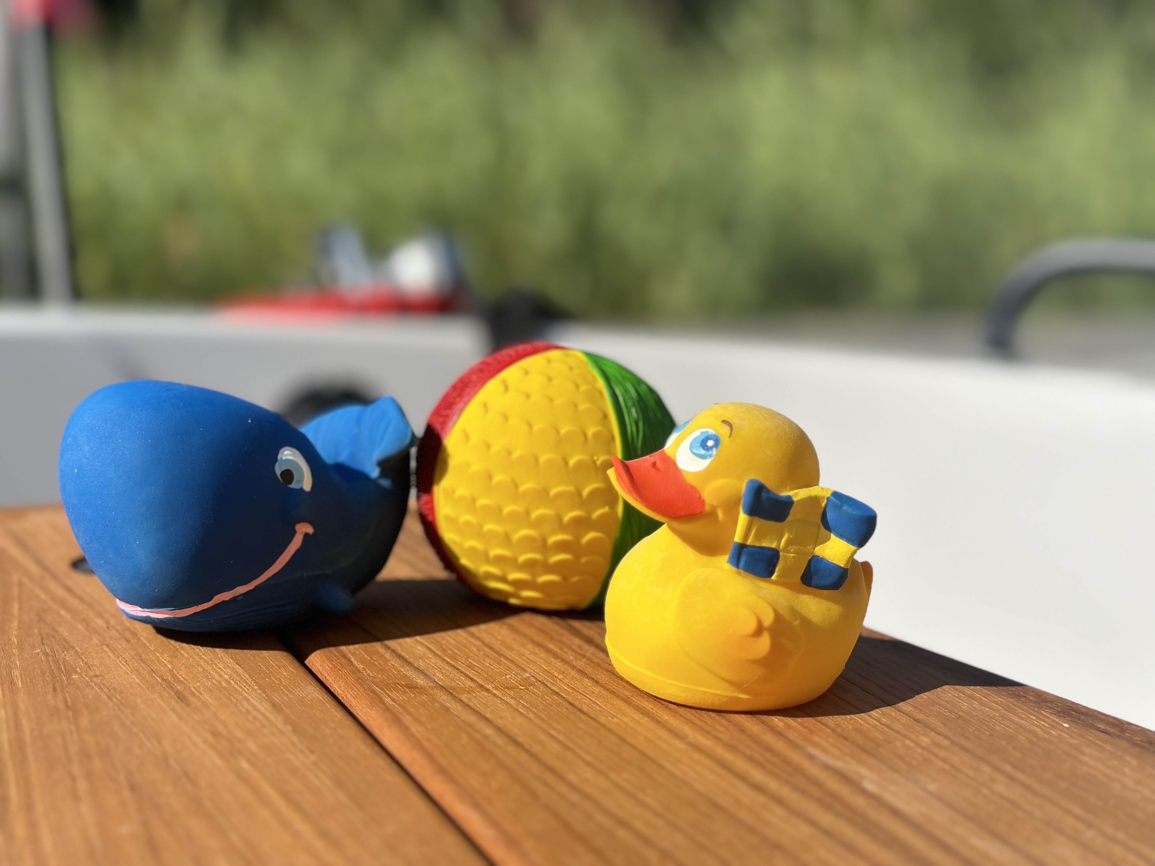3 leksaker; val, boll och Sverigeanka