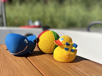 3 leksaker; val, boll och Sverigeanka