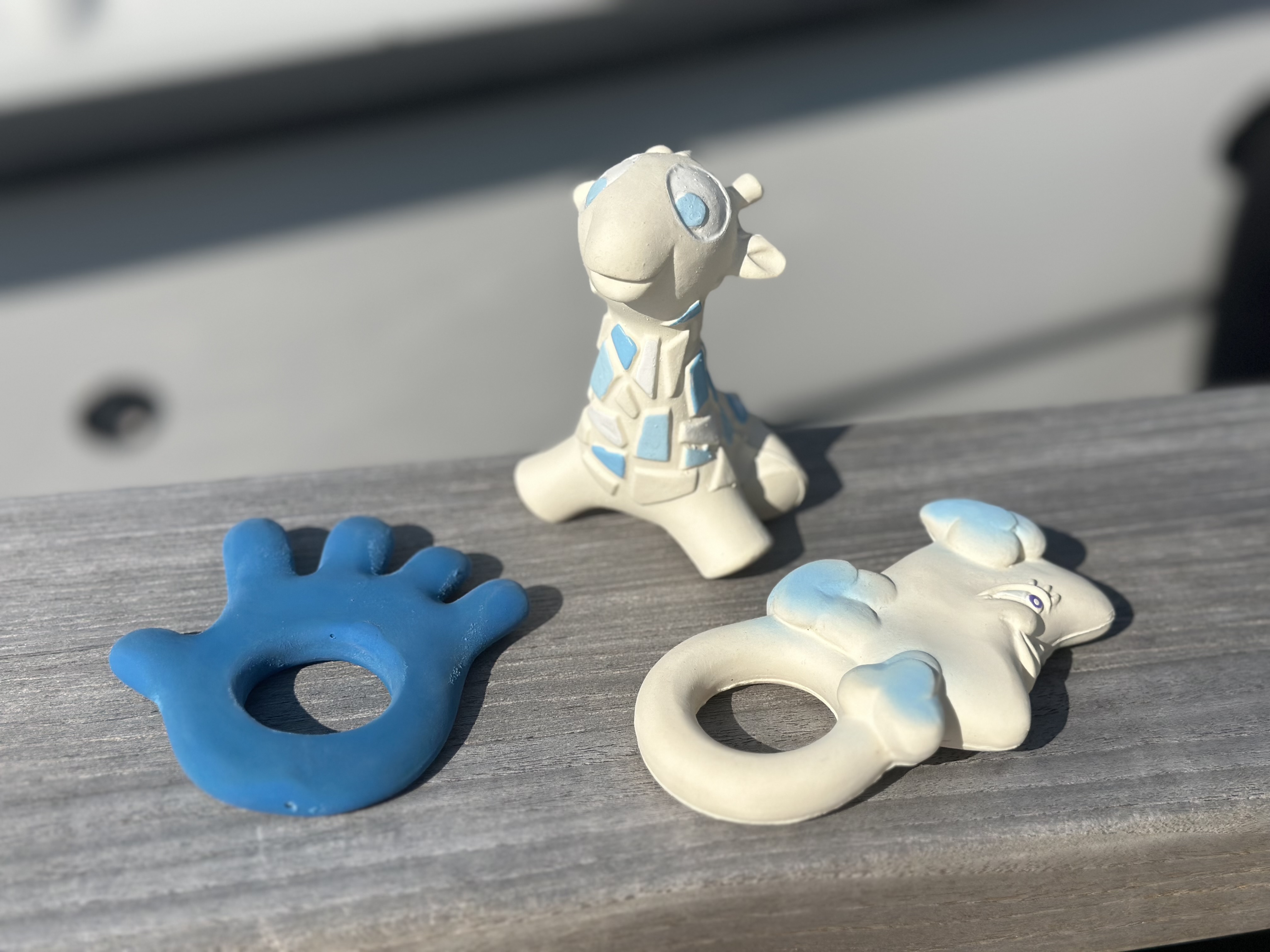 3 babyleksaker; hand, giraffunge och måne