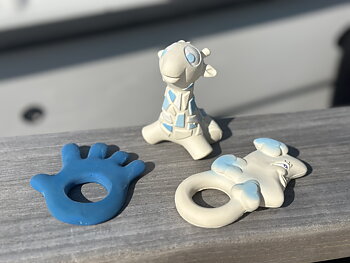3 babyleksaker; hand, giraffunge och måne