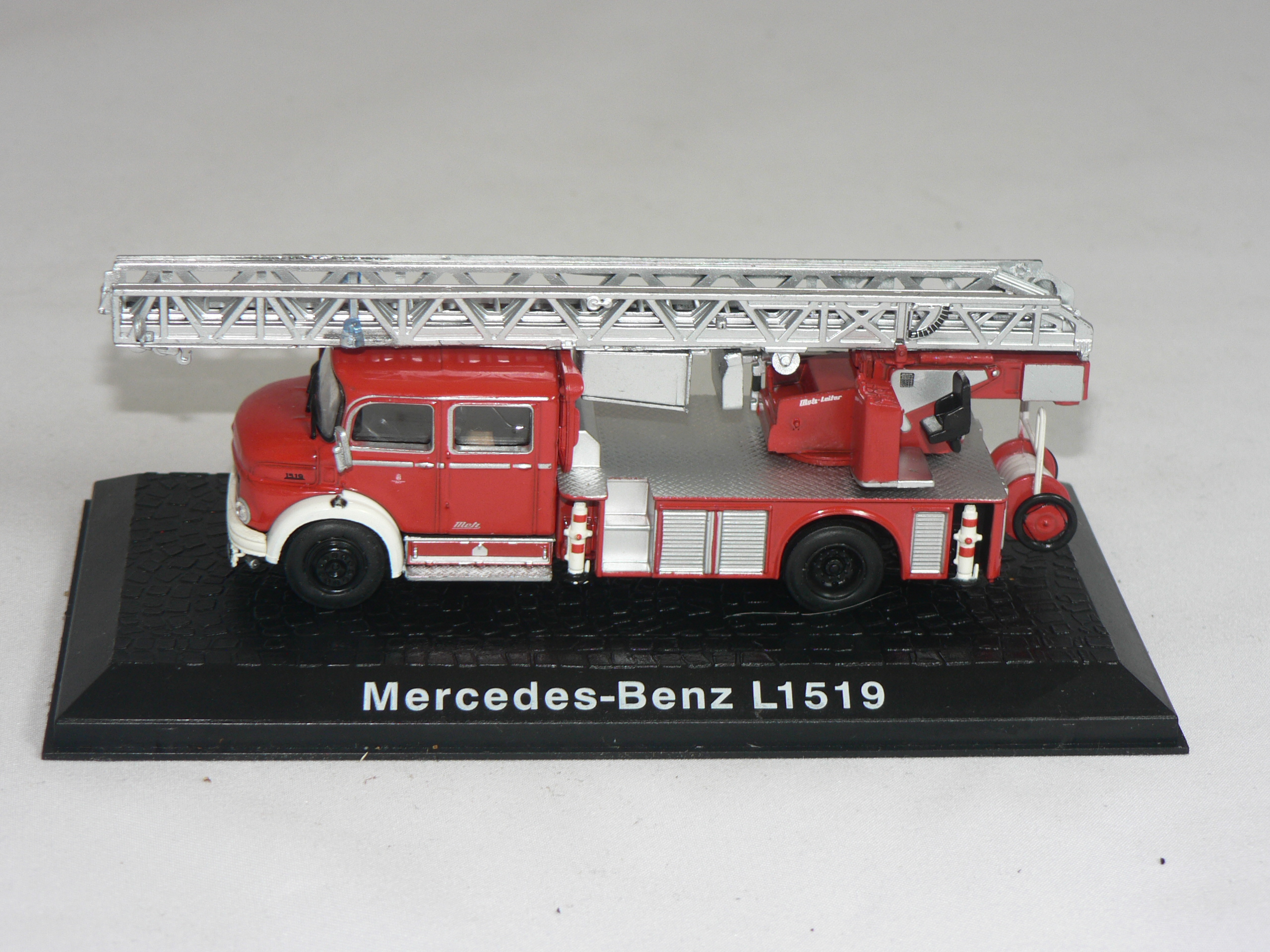 Mercedes Benz  L1519  Brandbil  1975  1:43 Atlas - 3
