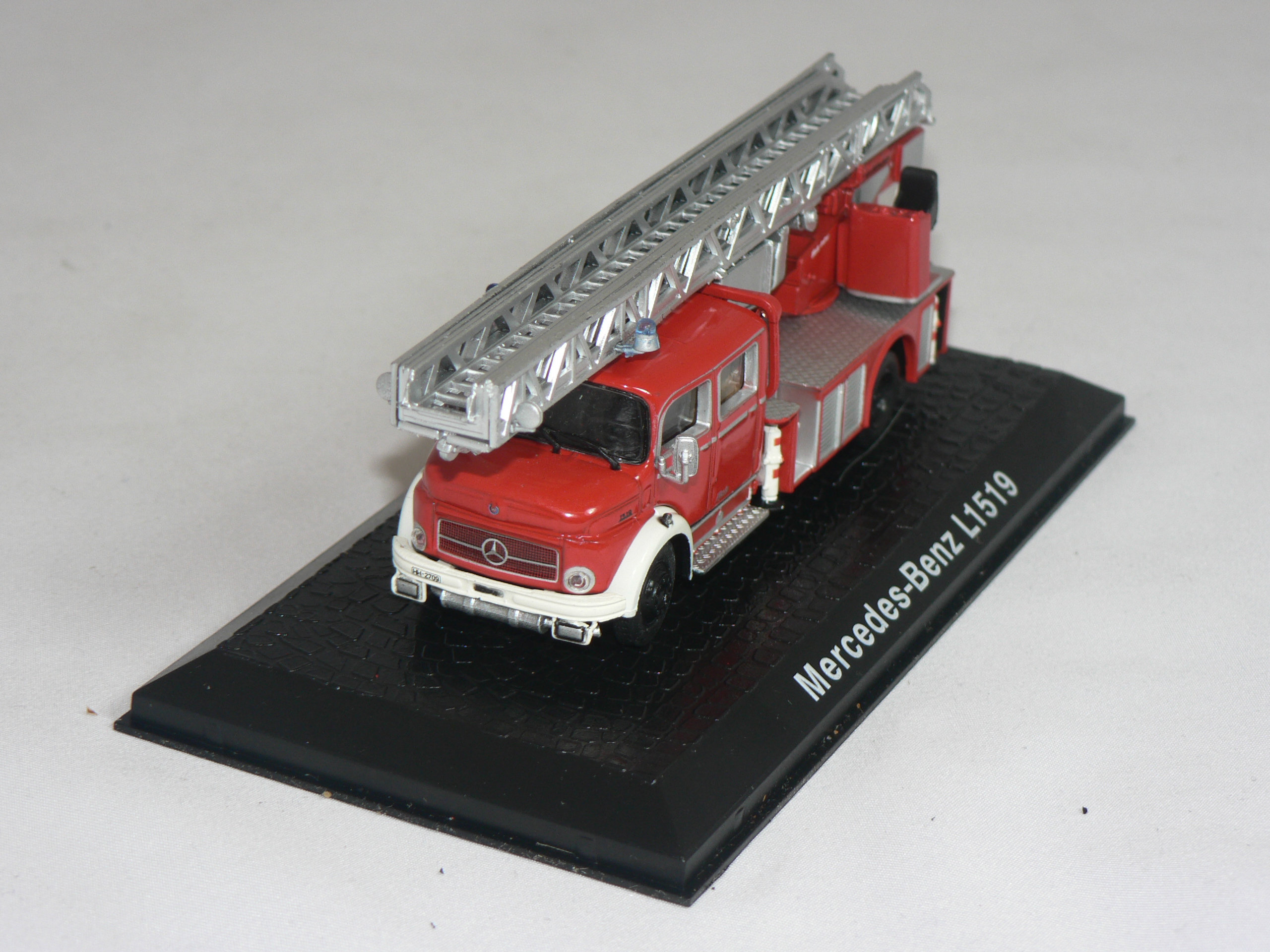 Mercedes Benz  L1519  Brandbil  1975  1:43 Atlas