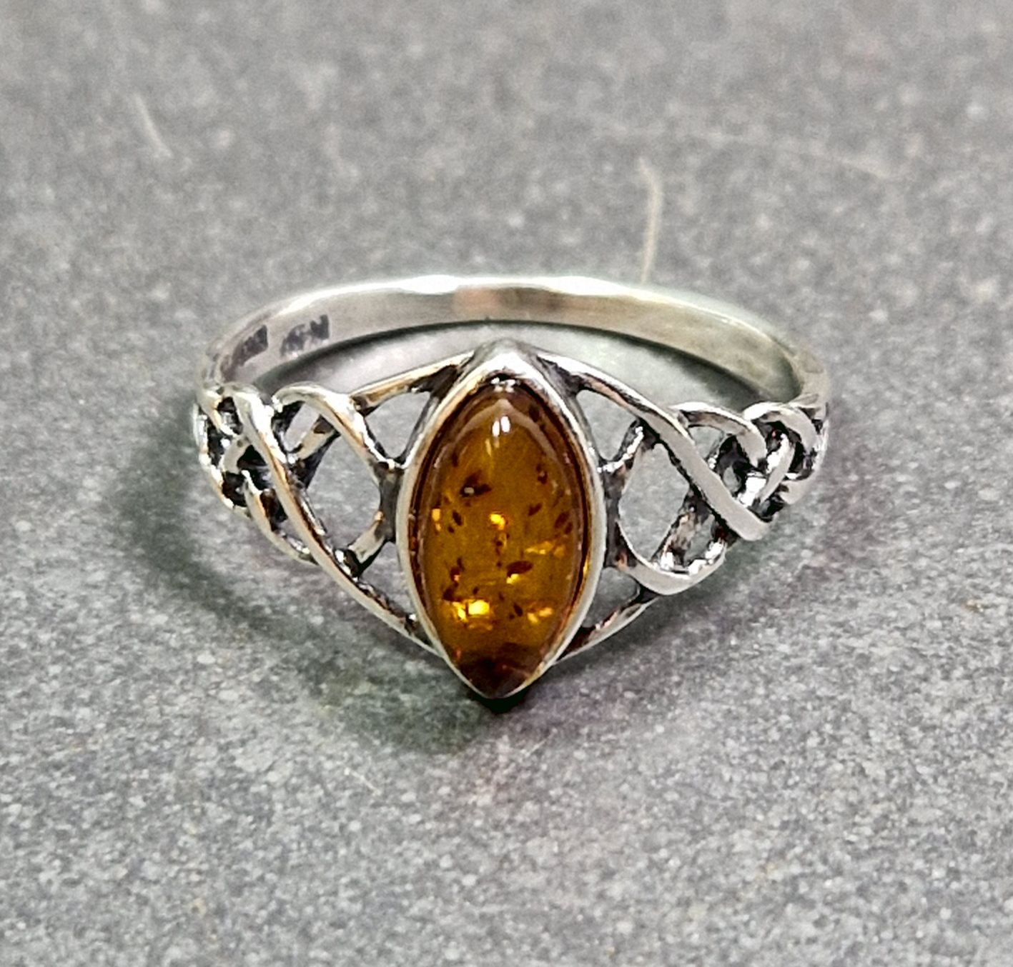 Silverring med Bärnsten - Keltisk Knut