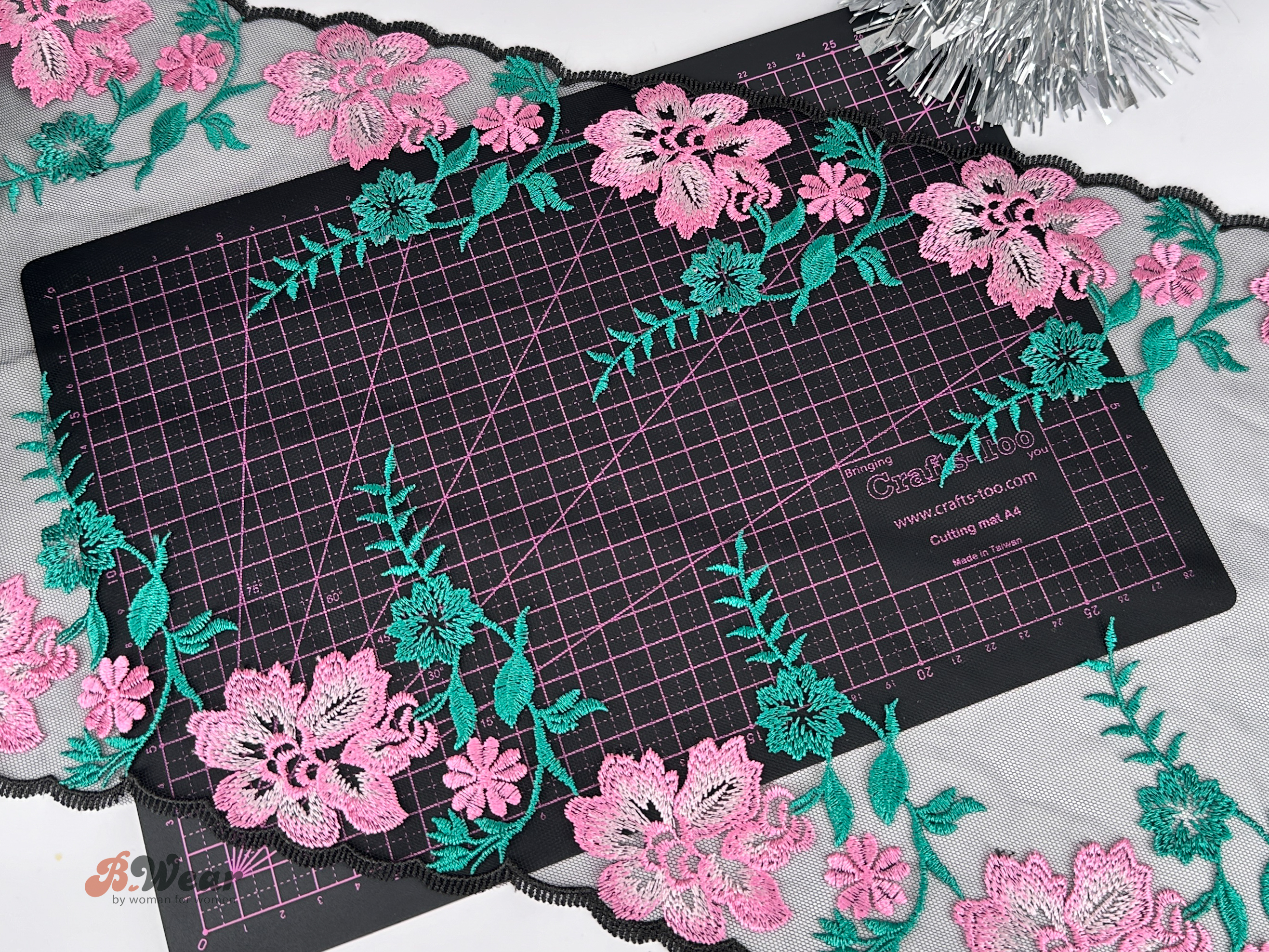 Non-stretch lace 25 cm - Black with beautiful pink flowers