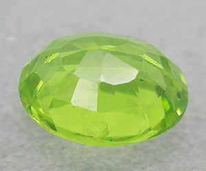 Preciosa piedra preciosa de peridoto natural ovalado de 1,15 ct. - 2