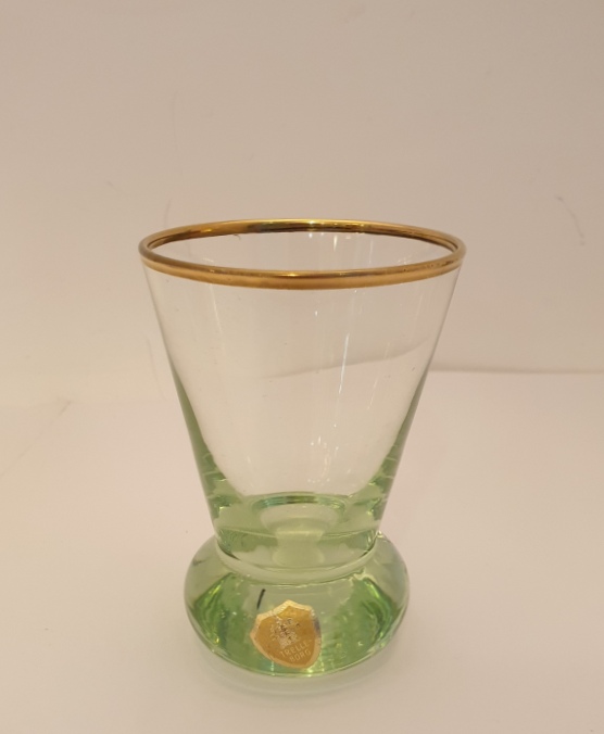 Snapsglas ljusgrönt med guldkant