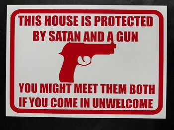 Dette huset er beskyttet av Satan og en pistol. (29,5x21 cm)