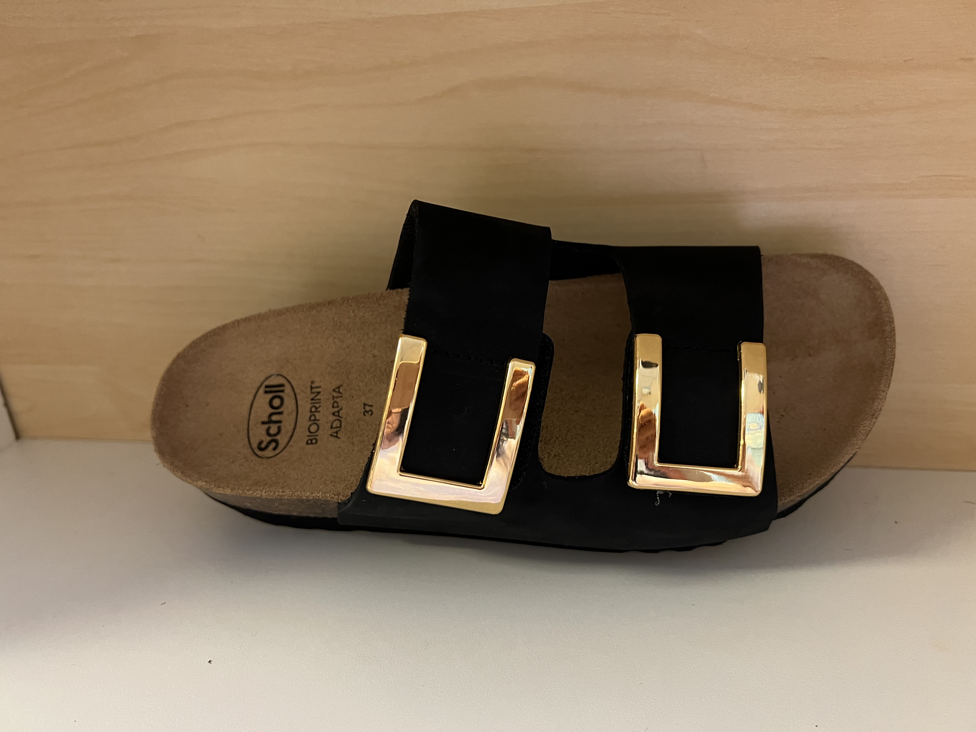 Scholl´s fotriktiga damsandal i svart skinn med guldspännen, två remmar med kardborrband. - 2