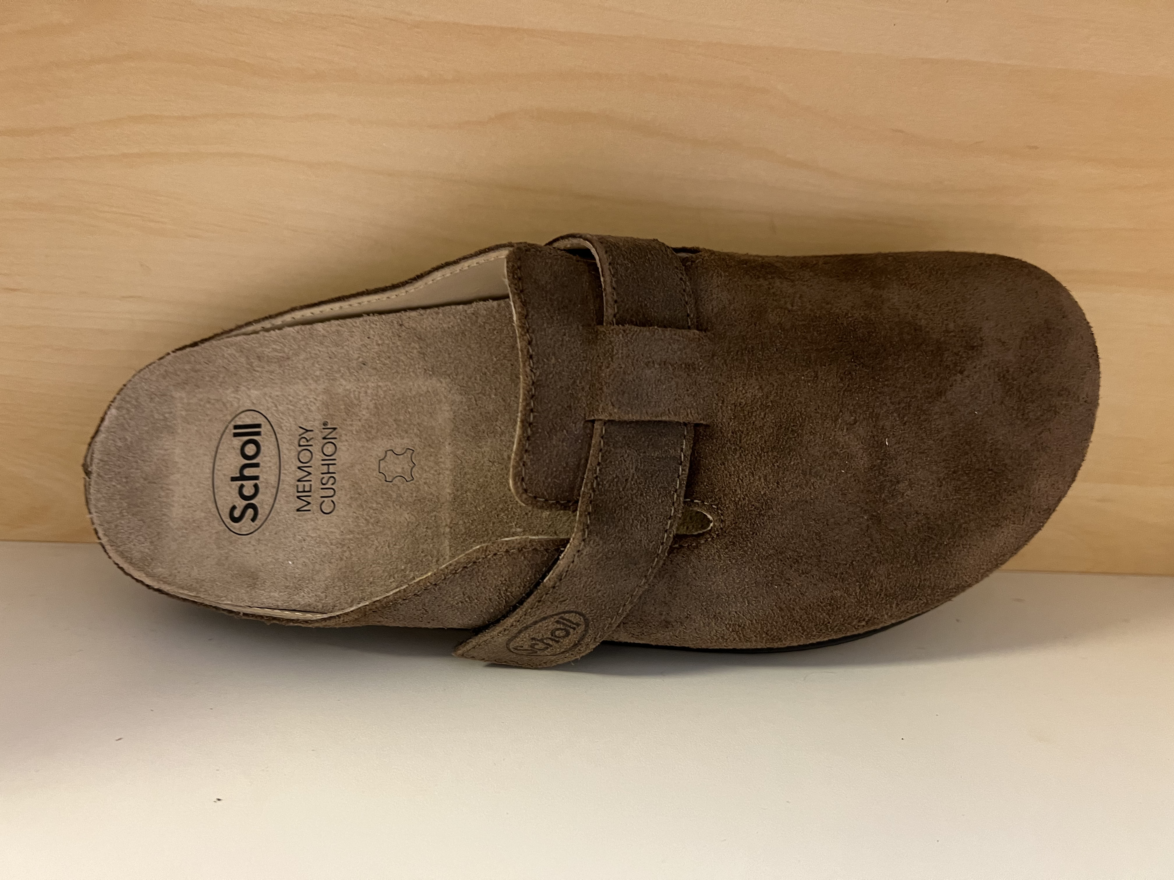Scholl´s herrsko "Elio Strap" med Memory Cushion innersula som även är uttagbar. Brun mockskinn. Ställbar med kardborrband. - 2
