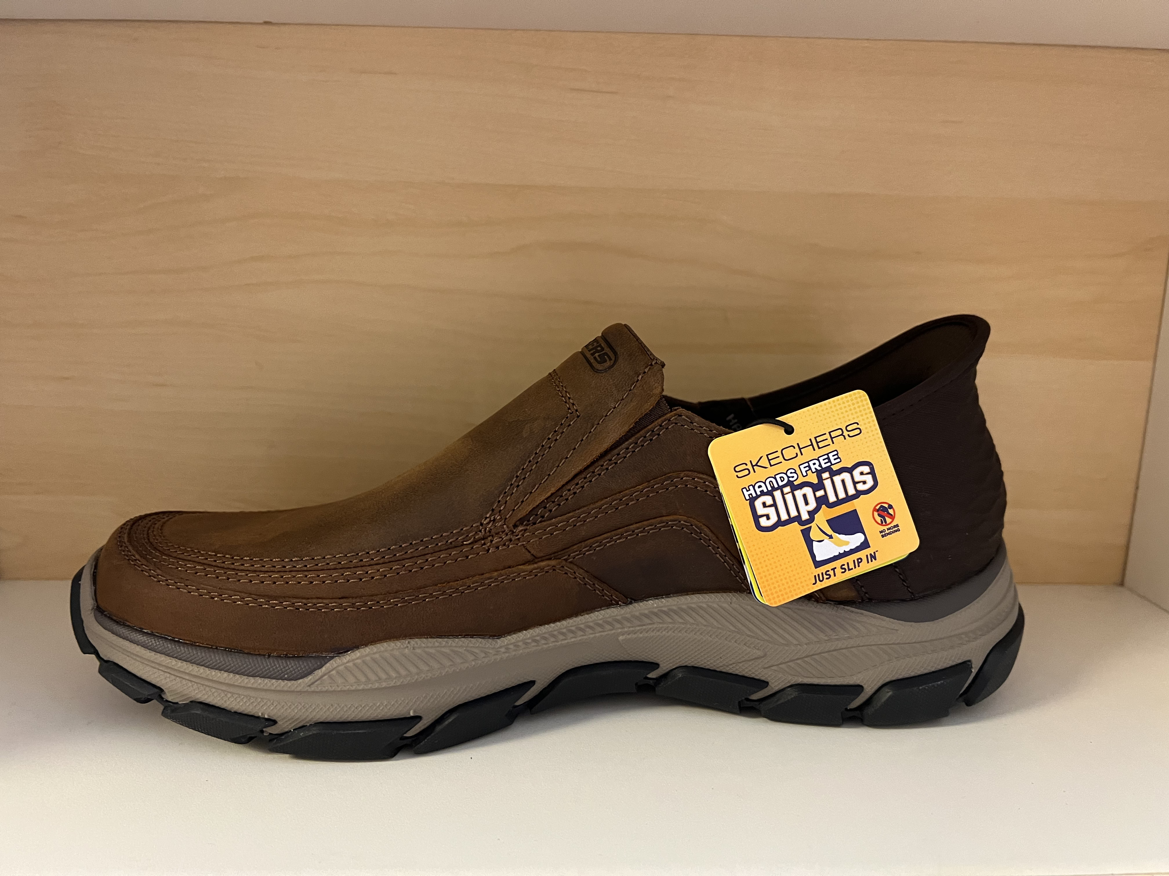 SKECHERS Herrsko i skinn. Slip-ins (bara att kliva i utan skohorn)  Relaxed Fit = rymlig vid tå och framfot. Arch Fit och Memory Foam  + Air Cooled (luftig) innersula." Good Year" slitstark yttersula med bra grepp. - 3