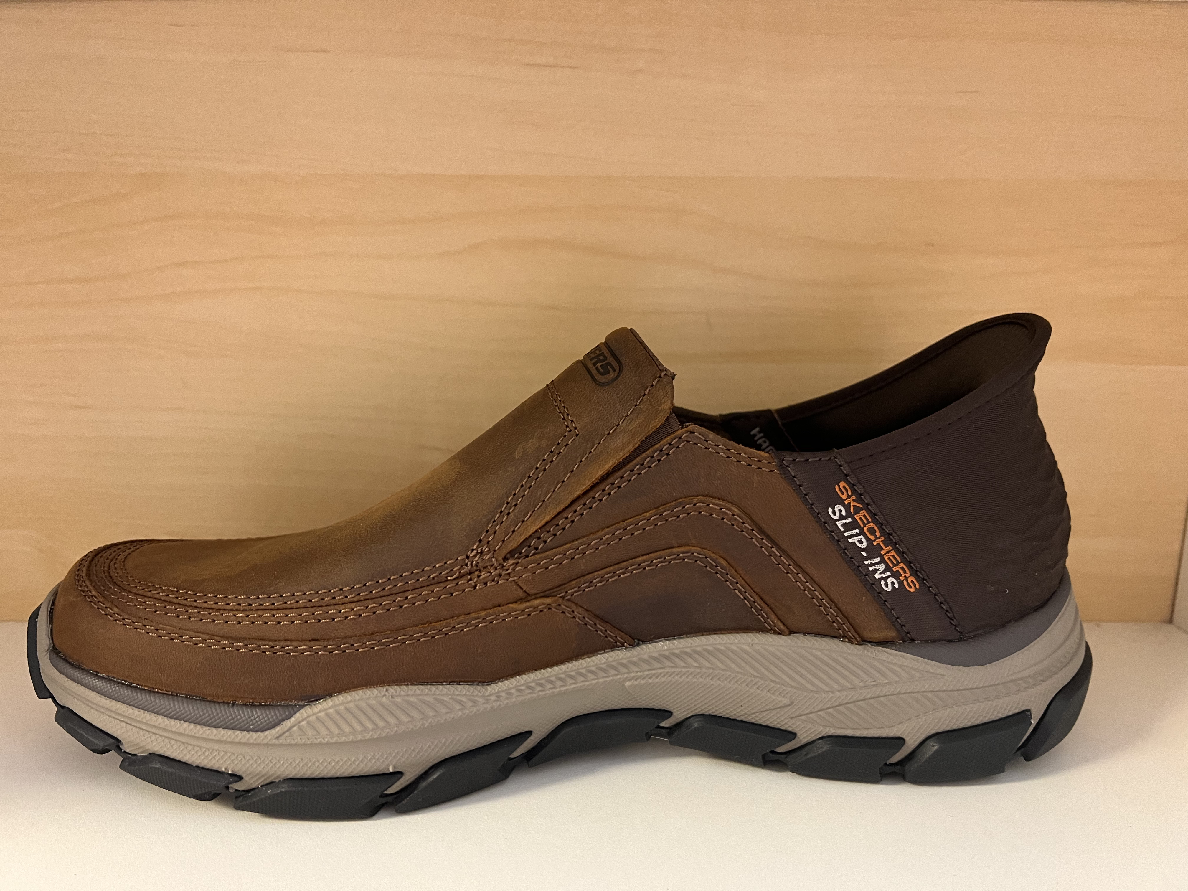 SKECHERS Herrsko i skinn. Slip-ins (bara att kliva i utan skohorn)  Relaxed Fit = rymlig vid tå och framfot. Arch Fit och Memory Foam  + Air Cooled (luftig) innersula." Good Year" slitstark yttersula med bra grepp. - 5