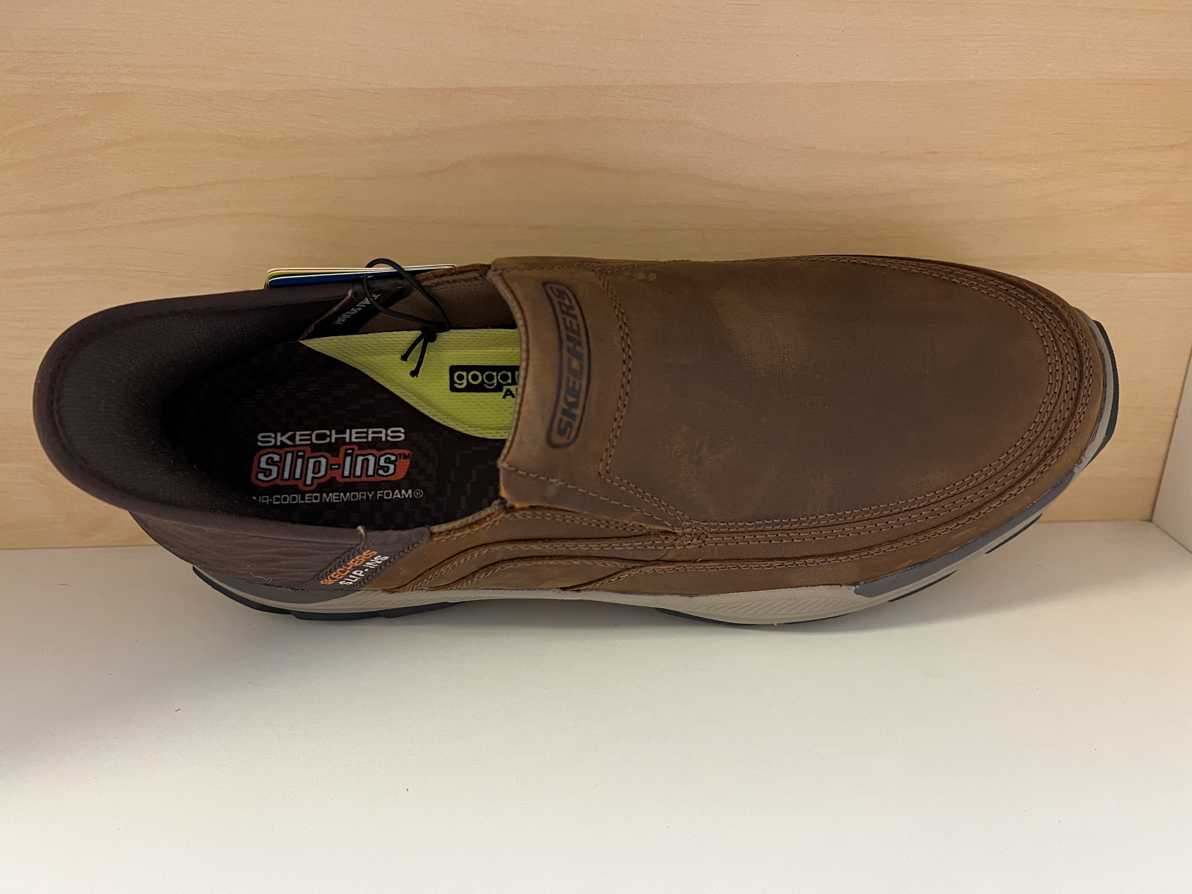 SKECHERS Herrsko i skinn. Slip-ins (bara att kliva i utan skohorn)  Relaxed Fit = rymlig vid tå och framfot. Arch Fit och Memory Foam  + Air Cooled (luftig) innersula." Good Year" slitstark yttersula med bra grepp. - 2