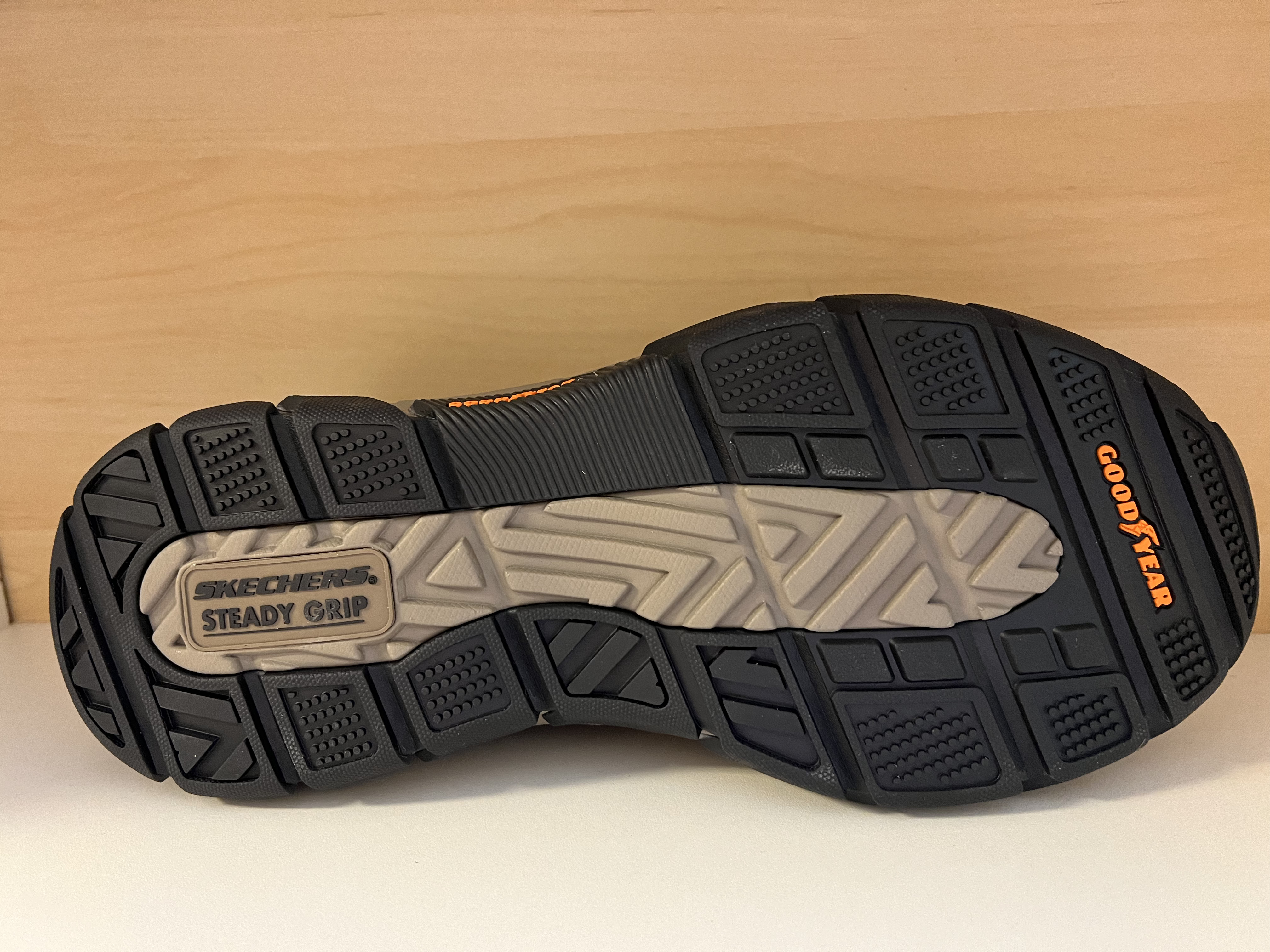 SKECHERS Herrsko i skinn. Slip-ins (bara att kliva i utan skohorn)  Relaxed Fit = rymlig vid tå och framfot. Arch Fit och Memory Foam  + Air Cooled (luftig) innersula." Good Year" slitstark yttersula med bra grepp. - 4