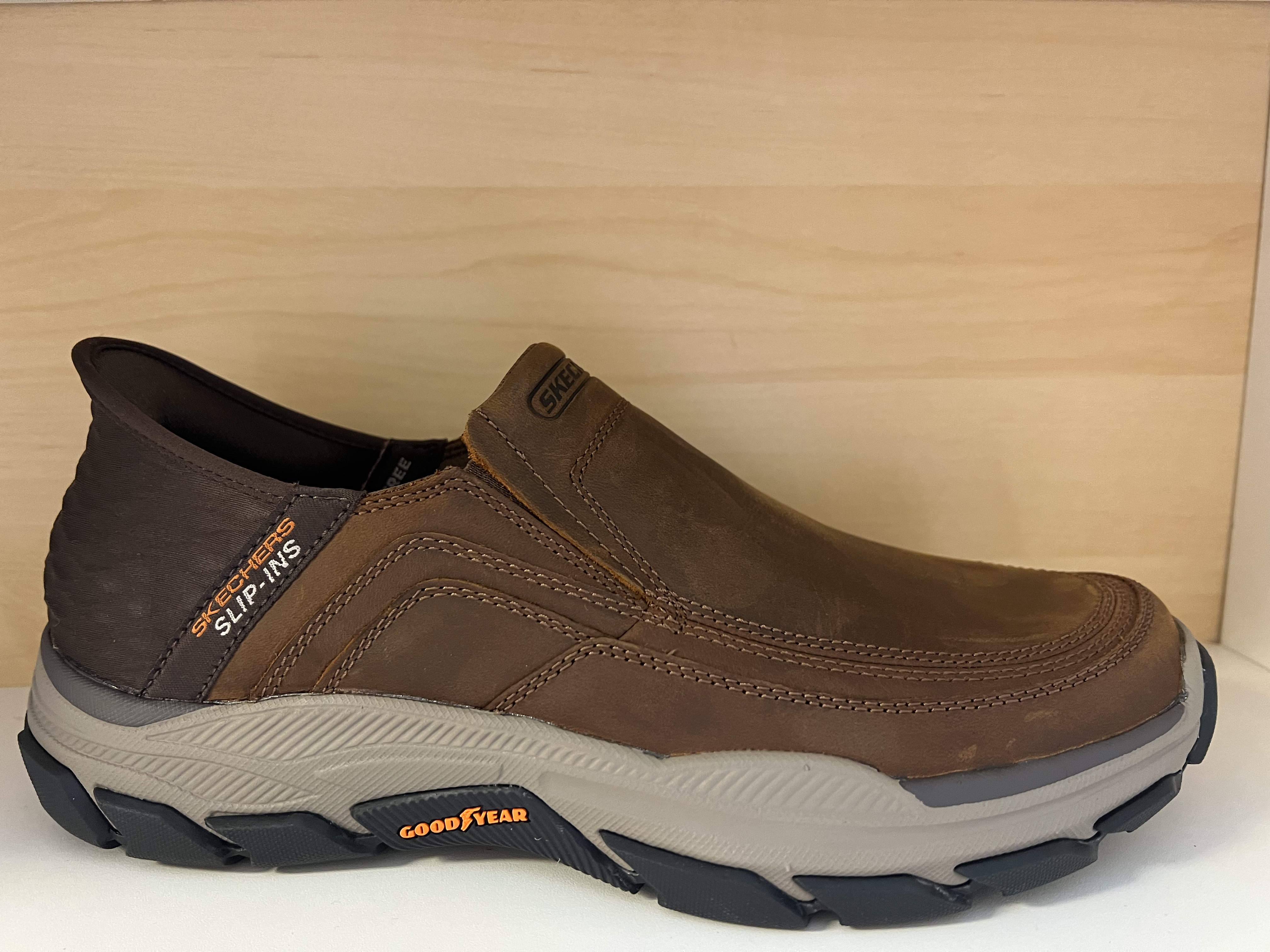 SKECHERS Herrsko i skinn. Slip-ins (bara att kliva i utan skohorn)  Relaxed Fit = rymlig vid tå och framfot. Arch Fit och Memory Foam  + Air Cooled (luftig) innersula." Good Year" slitstark yttersula med bra grepp.