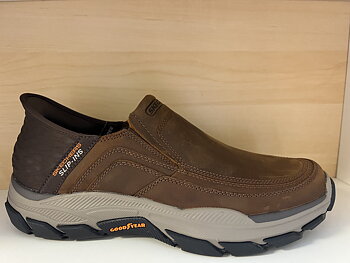 SKECHERS Herrsko i skinn. Slip-ins (bara att kliva i utan skohorn)  Relaxed Fit = rymlig vid tå och framfot. Arch Fit och Memory Foam  + Air Cooled (luftig) innersula." Good Year" slitstark yttersula med bra grepp.