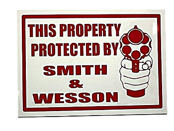 Denne eiendommen er beskyttet Smit & Wesson! (21x15 cm)