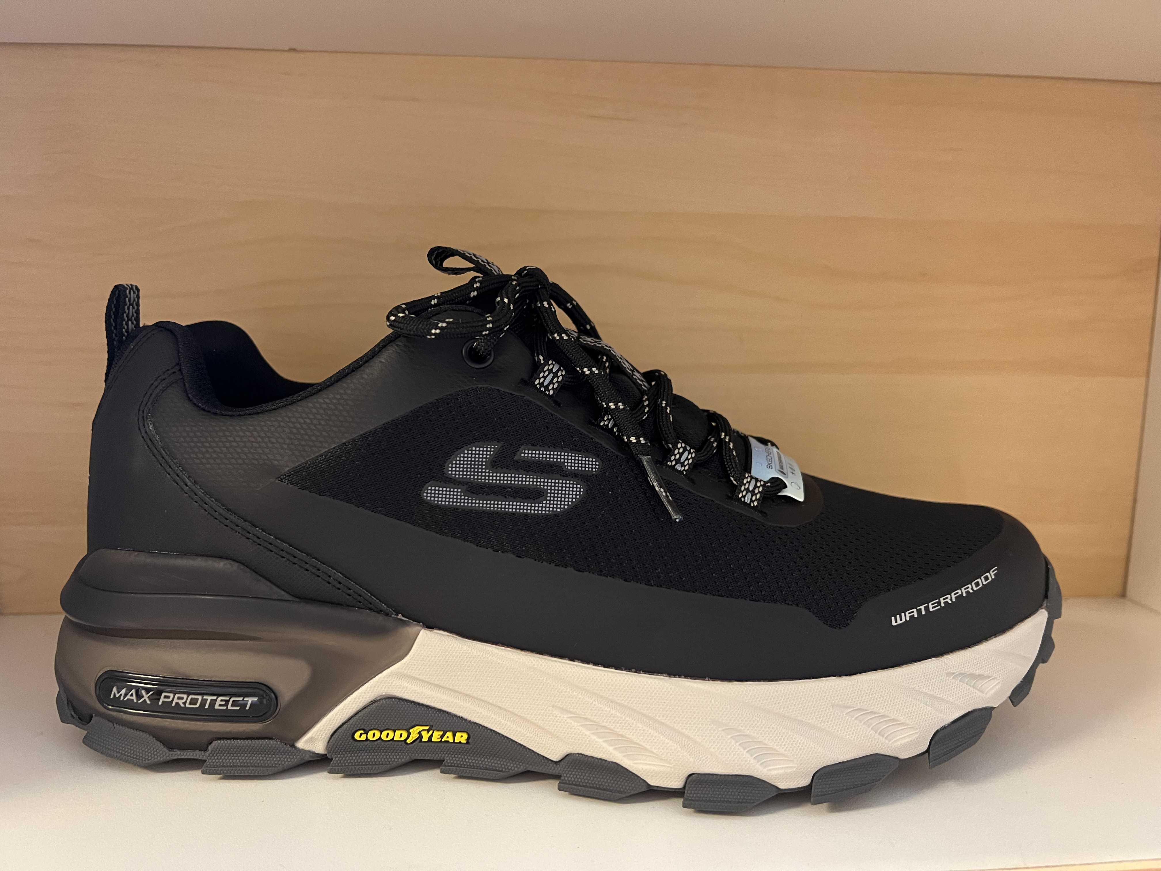 SKECHERS  "Mens Max Protect Fast Track" Waterproof. Memory Foam och Air Cooled innersula. Good Year  slitstarka yttersula.