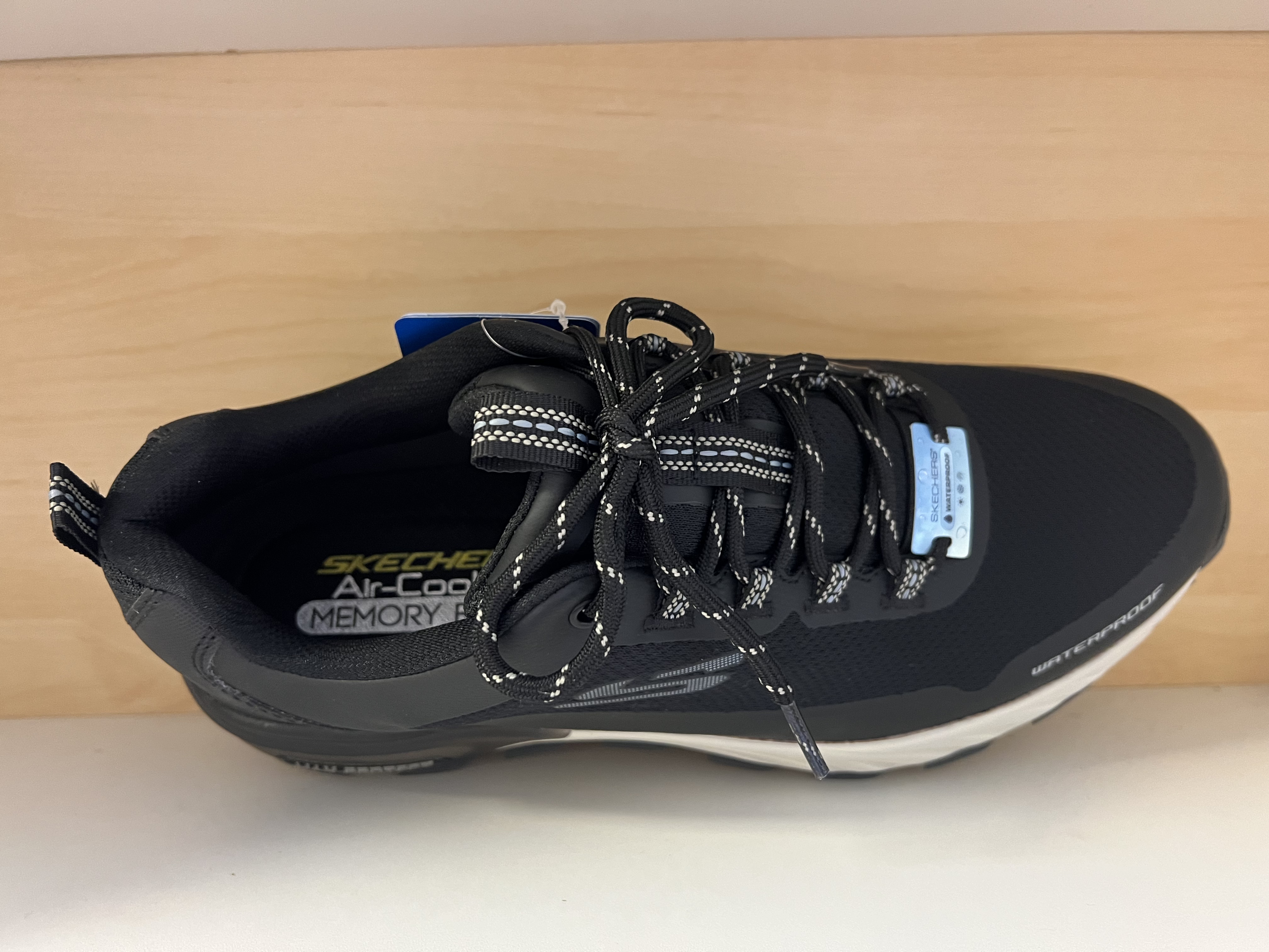 SKECHERS  "Mens Max Protect Fast Track" Waterproof. Memory Foam och Air Cooled innersula. Good Year  slitstarka yttersula. - 2