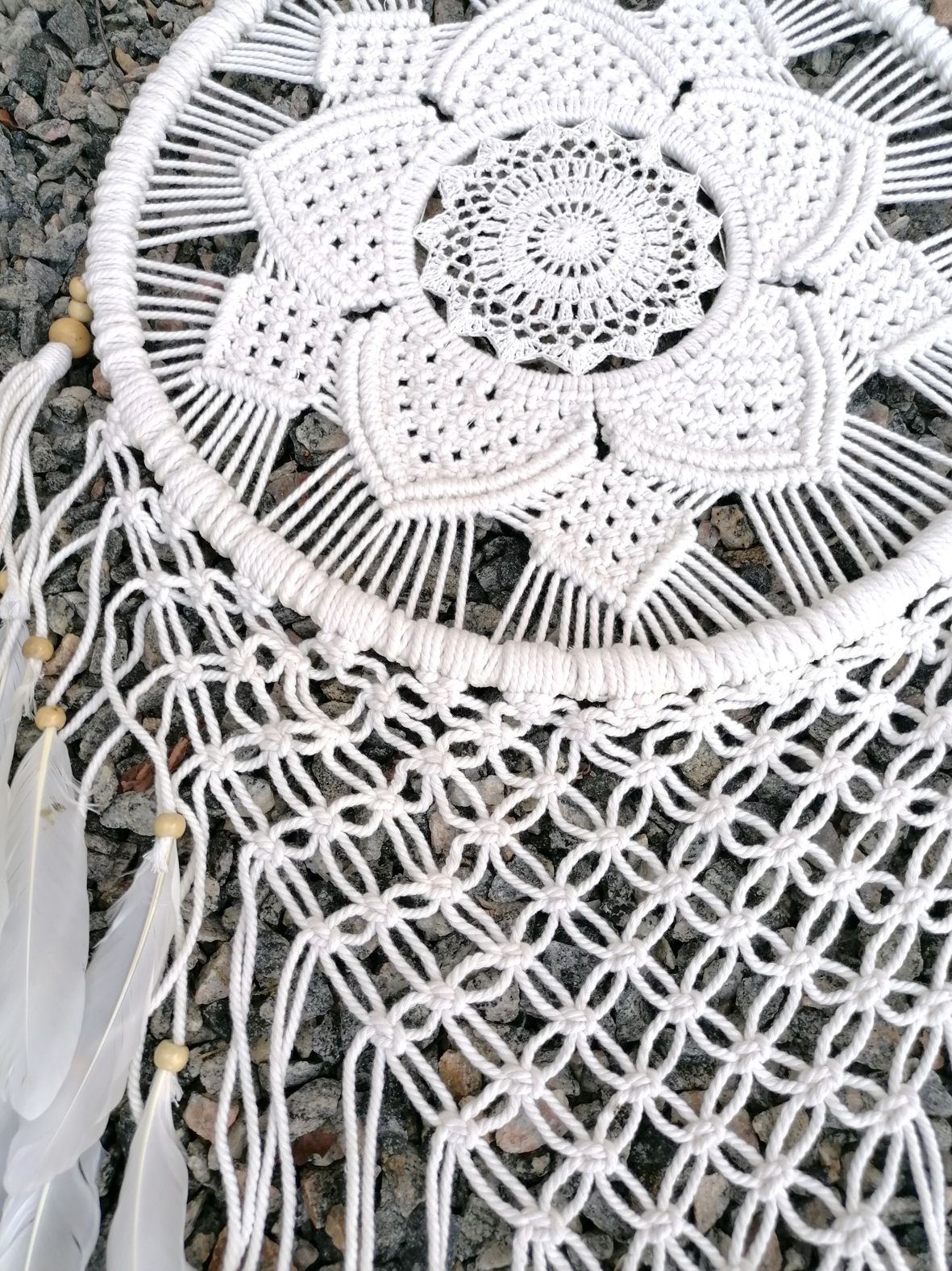  Drömfångare - Makramé Mandala Blomma, 42 cm - Vit med fjädrar - 3