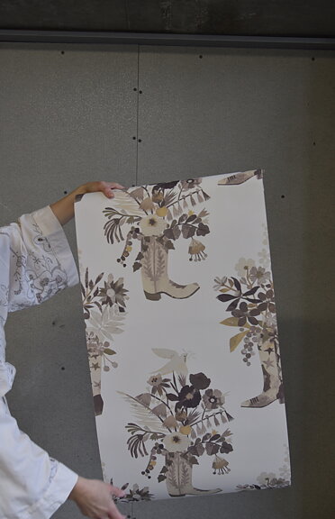 "Howdy / Laura", beige