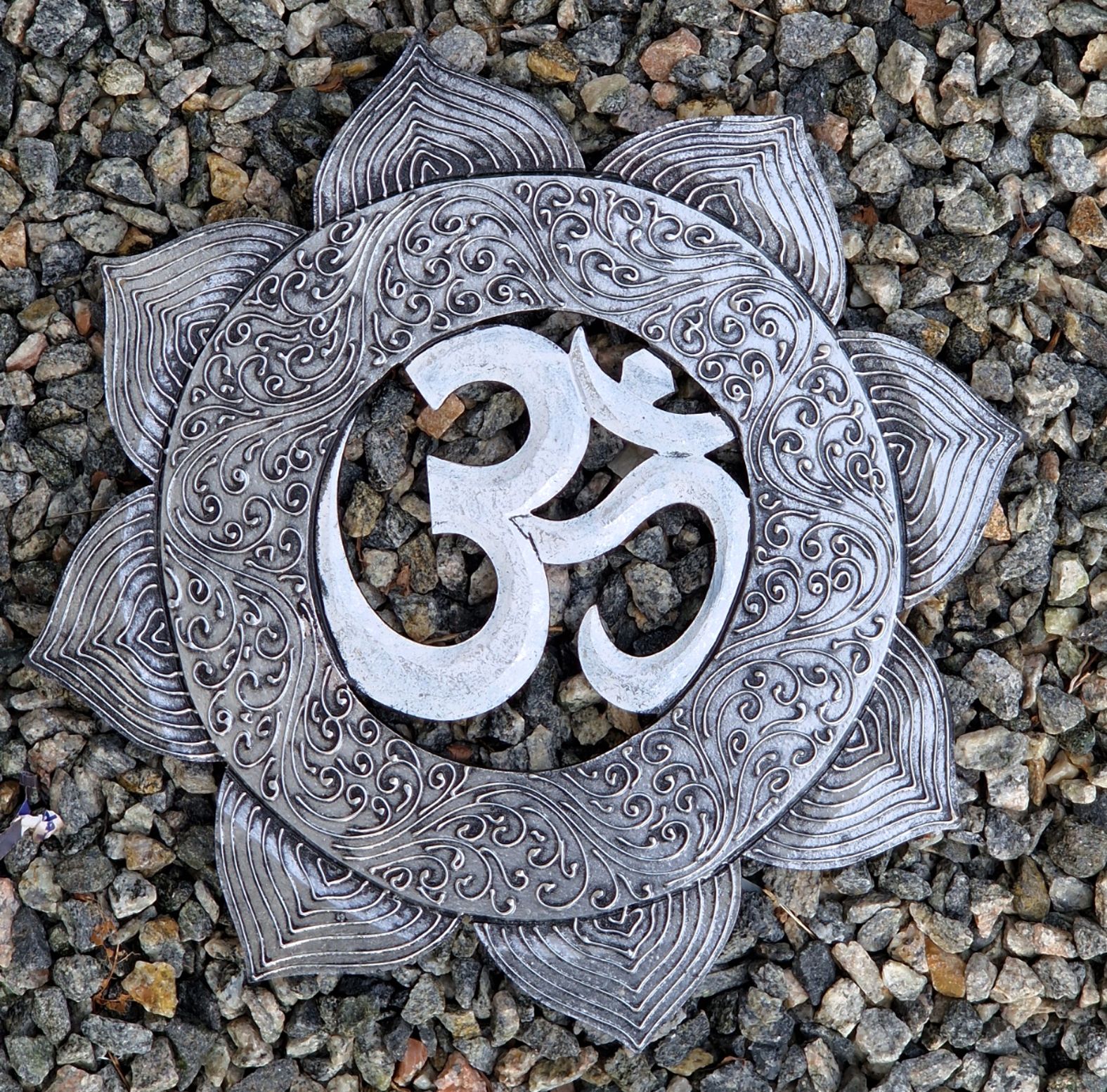 Aum i Lotus - Vit och Silver