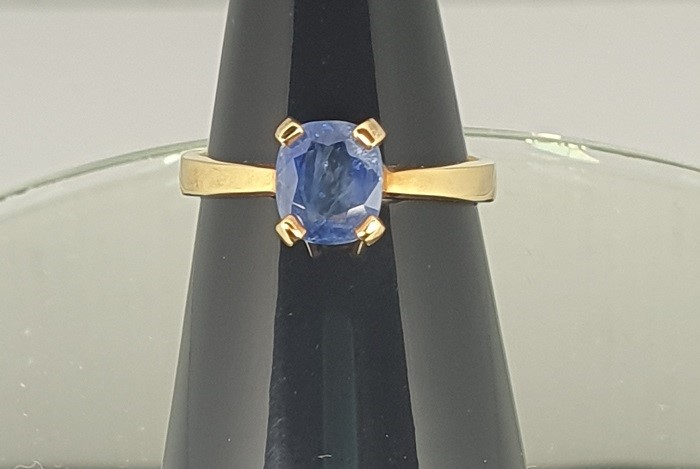 Anillo de oro de 18 quilates con zafiro azul aciano natural de 1,67 ct muy bonito