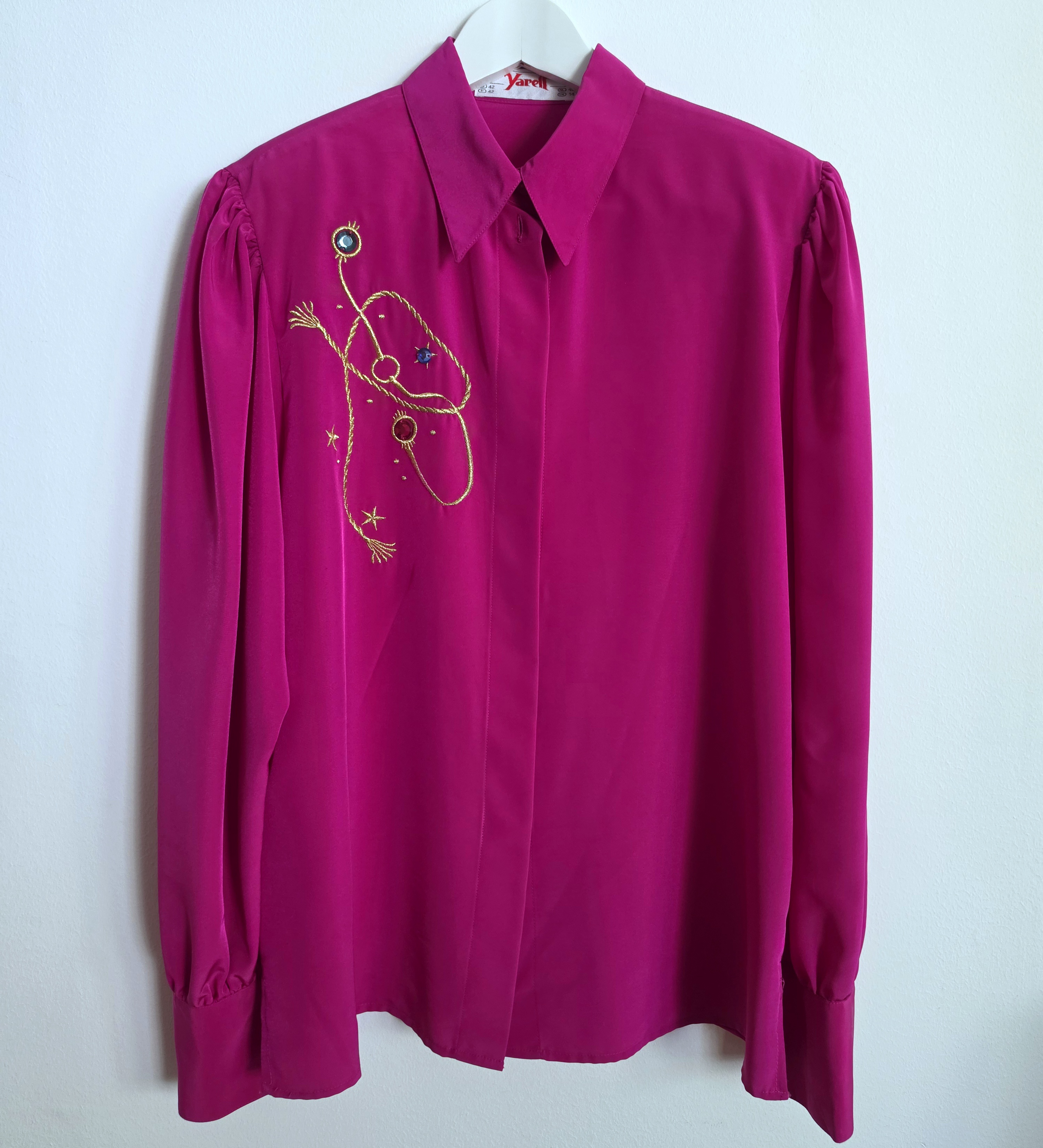 Cerise 80-talsblus med broderi/applikation ca storlek M, Yarell Vintage - 2
