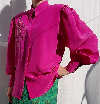 Cerise 80-talsblus med broderi/applikation ca storlek M, Yarell Vintage