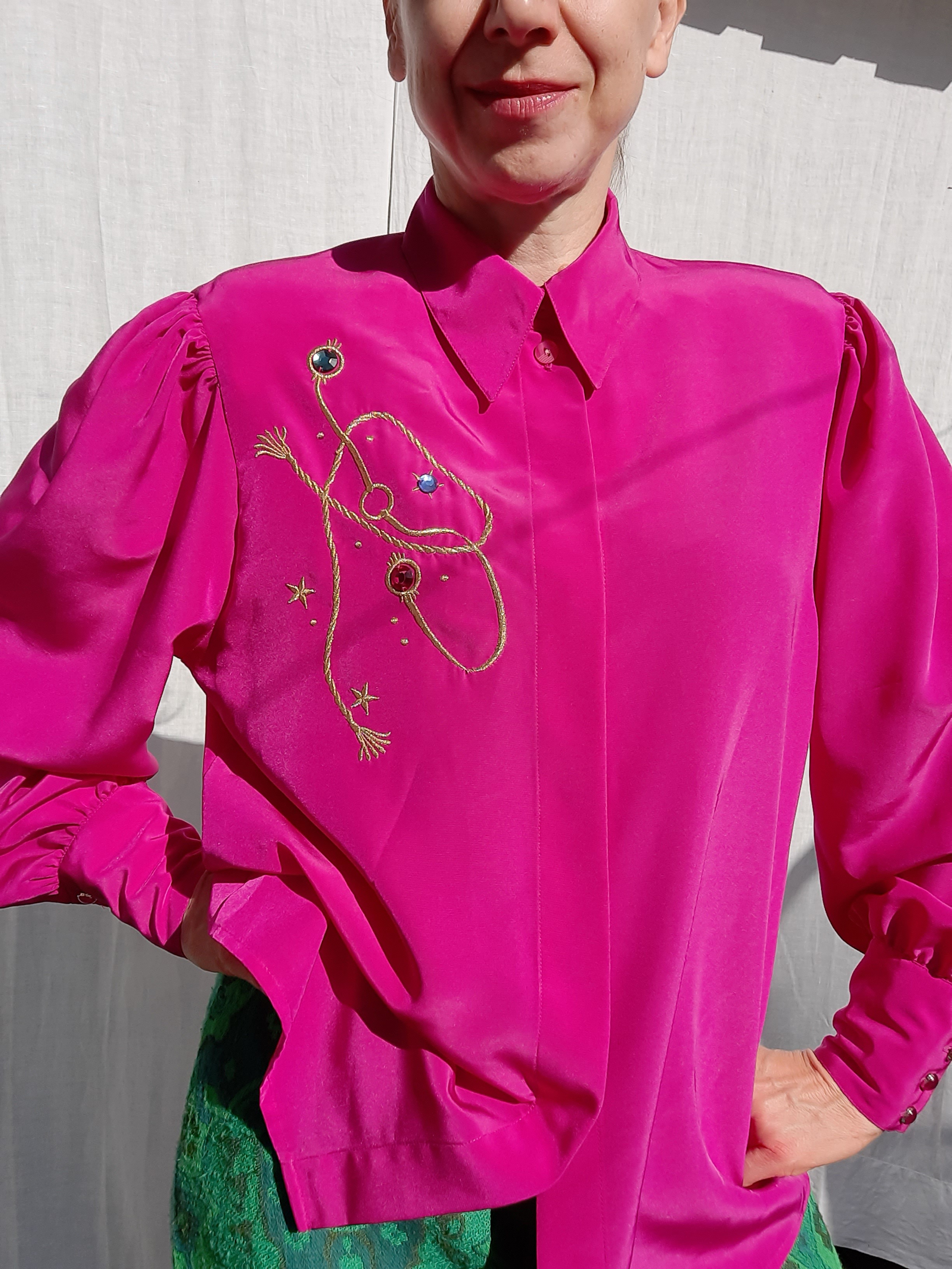 Cerise 80-talsblus med broderi/applikation ca storlek M, Yarell Vintage - 2